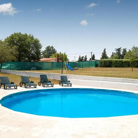 Three-bedroom In Apartman Barban