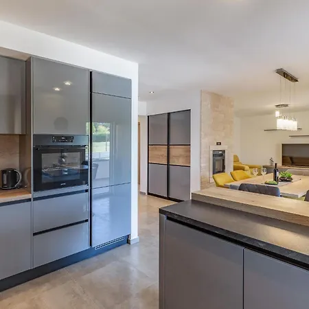 Three-bedroom In Appartamento Barban